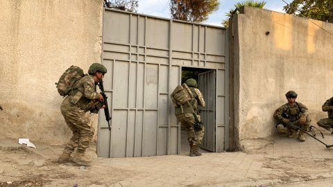 Tropas sirias durante una operación en la ciudad fronteriza de Tal Abiad./ Reuters