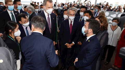 El rey Felipe VI (2i), conversa con el presidente de la Generalitat, Pere Aragonès (d), en presencia del presidente de la República de Corea del Sur, Moon Jae-in (i); el presidente del Cercle d'Economia, Javier Faus (3d); y la alcaldesa de Barcelona, Ad