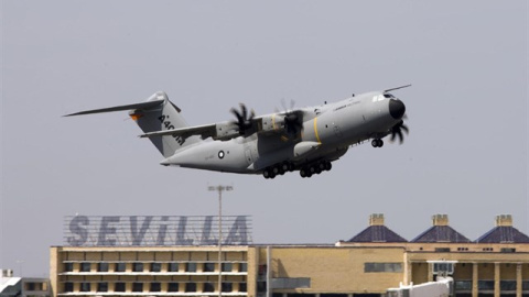 Un A400M despega del aeropuerto de Sevilla. EP