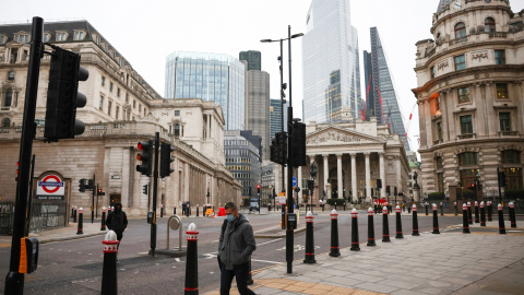 Un hombre pasea por el centro de Londres