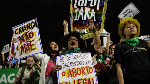 Feministas protestan en São Paulo (Brasil) contra el proyecto de ley que equipara el aborto tras la semana 22 en "homicidio simple", a 13 de junio de 2024.