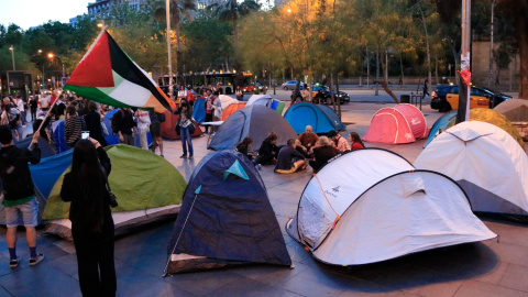 Rotllana de tendes a la plaça d'Universitat de Barcelona en una acampada en suport de Palestina i per exigir el trencament de relacions amb Israel.