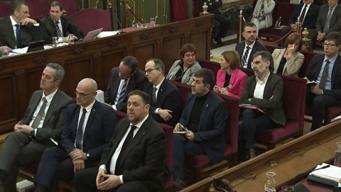 Los doce encausados durante el juicio en el Supremo contra el procés independentista. A la izquierda, arriba, el secretario general de Vox, Javier Ortega Smith, quien dirigió la acusación popular.