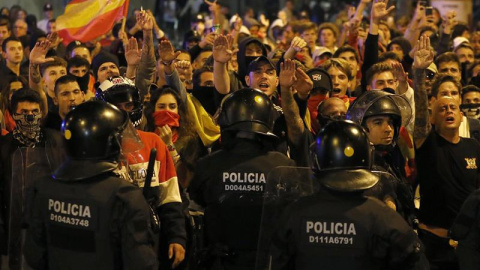 Miembros de la ultraderecha durante la movilización realizada este jueves en Barcelona. EFE/Andreu Dalmau