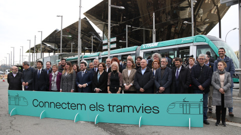 07/03/2022 - Representants de diverses institucions, amb el president Pere Aragonès i l'alcaldessa Ada Colau al centre, en l'inici de les obres per connectar el tramvia a Barcelona.