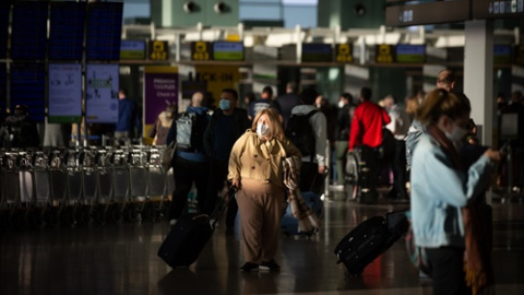 Varios pasajeros con maletas en el aeropuerto de El Prat, a 19 de noviembre de 2021, en Barcelona, Catalunya.