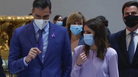 El presidente del Gobierno, Pedro Sánchez (i), junto a la ministra de Igualdad, Irene Montero (d), en el acto conmemorativo del Día Internacional de las Mujeres organizado por el Ministerio de Igualdad y el Instituto de las Mujeres en Madrid.