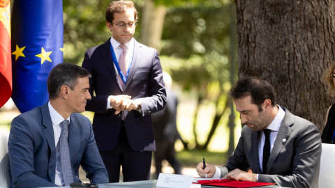 El presidente de Gobierno, Pedro Sánchez (i), y el ministro de Economía, Carlos Cuerpo (d), durante la VIII reunión de alto nivel España-Turquía, en el complejo de la Moncloa. E.P./Eduardo Parra