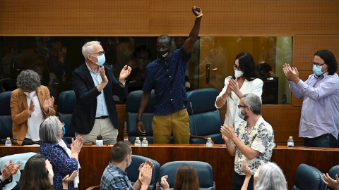 18/06/2021.- Diputados de la Asamblea de Madrid aplauden al diputado de Podemos Serigne Mbaye Diouf (c) durante la segunda jornada del debate de la sesión de investidura de la XII Legislatura de la Comunidad de Madrid, este viernes. EFE/ Fernando Villar