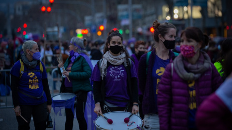 07/03/2022. Varias mujeres participan en una batukada durante una concentración con motivo del Día Internacional de la Mujer en Barcelona, a 08/03/2021.