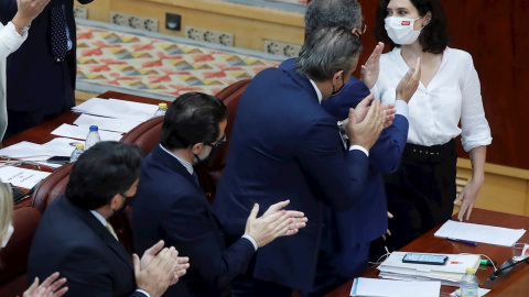 18/06/2021.- La presidenta en funciones y candidata a la Presidencia de la Comunidad de Madrid, Isabel Díaz Ayuso (d) es aplaudida por su grupo parlamentario tras su intervención la segunda jornada del debate de la sesión de investidura de la XII Legis