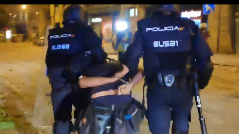 Momento en el que dos Mossos se llevan detenido al fotoperiodista Albert García.