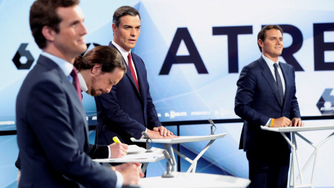 23/04/2019.- Los candidatos a presidir el Gobierno de España tras las elecciones generales, Pablo Casado; Pablo Iglesias; Pedro Sánchez y Albert Rivera, antes del inicio del debate electoral a cuatro en Atresmedia, en Madrid. / EFE