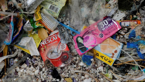 Un sobre de Nescafé y restos de basura en una playa de Filipinas.