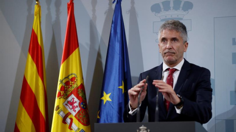 El ministro del Interior en funciones, Fernando Grande-Marlaska, durante la rueda de prensa que ha ofrecido este sábado en la Delegación del Gobierno en Barcelona tras reunirse con el conseller de Interior de la Generalitat, Miquel Buch, para analizar l