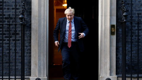 El primer ministro britanico, Boris Johnson, en la entrada del número 10 de  Downing Street, en Londres. REUTERS/Henry Nicholls