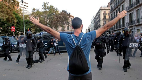 Un hombre en la protesta convocada en la plaza de Urquinaona de Barcelona. / MARTA PÉREZ (EFE)