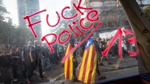 Manifestantes en la plaza de Urquinaona de Barcelona. / ENRIC FONTCUBERTA (EFE)