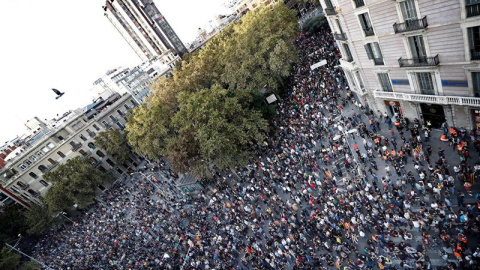 Miles de personas se concentran en la plaza de Urquinaona de Barcelona. / JESÚS DIGES (EFE)