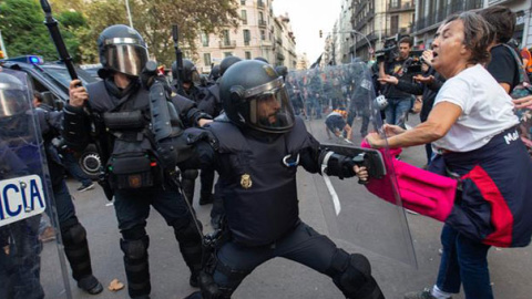 Policías dispersan a porrazos a los concentrandos en la plaza de Urquinaona de Barcelona. / EFE