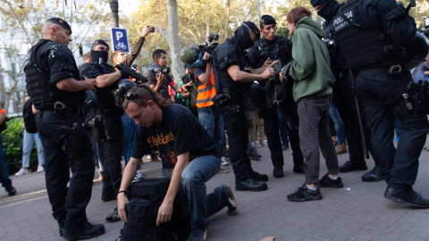 Los Mossos controlan los accesos a la plaza de Urquinaona, donde está convocada la manifestación de este sábado en Barcelona. / EFE