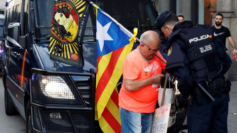 Agentes de la Policía controlan el acceso a la Via Laietana y la plaza de Urquinaona de Barcelona. / TONI ALBIR (EFE)