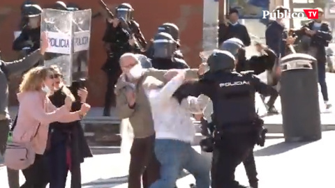 La Policía dispara con bombas de goma y gases lacrimógenos a los manifestantes en Cádiz en el octavo día de huelga