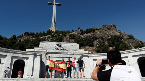 Militantes franquistas en el Valle de los Caídos. EFE