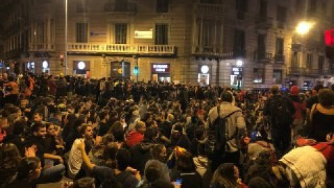 Manifestants asseguts a Plaça Urquinaona, a dalt de tot de la Via Laietana. CDR