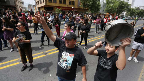 Personas protestan en las calles, en Santiago, Chile, hoy 19 de octubre de 2019. EFE/Elvis González