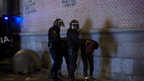 La Policía Nacional detiene a dos jóvenes en el centro de Madrid, después que cientos de manifestantes hayan tratado de cortar Gran Vía una vez finalizada una marcha de 4.000 personas que este sábado ha pedido la "amnistía de todos los presos polít