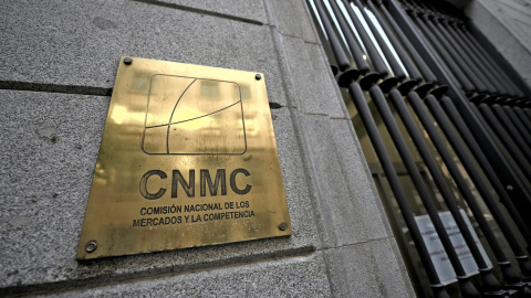 Logo de la Comisión Nacional de los Mercados y la Competencia (CNMC) a la entrada de su sede en Madrid. E.P./Óscar Cañas