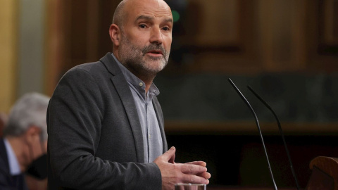 22/11/2021.- El diputado del Bloque Nacionalista Galego (BNG), Néstor Rego, interviene en la sesión plenaria del Congreso de los Diputados celebrada este lunes en Madrid. EFE/ Kiko Huesca