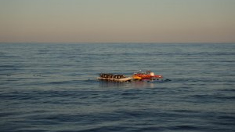 Rescatan a 51 migrantes y hallan a otros 10 muertos en el interior de una barcaza en el Mediterráneo central