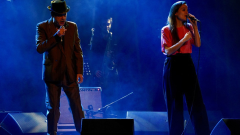 Santiago Auserón canta amb Judit Neddermann.