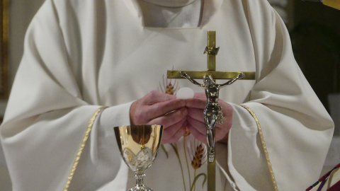 Imagen de archivo de un sacerdote durante una misa