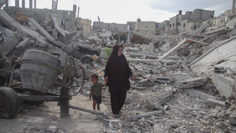 Imagen de archivo de una mujer con un niño en Gaza, a 17 de junio de 2024