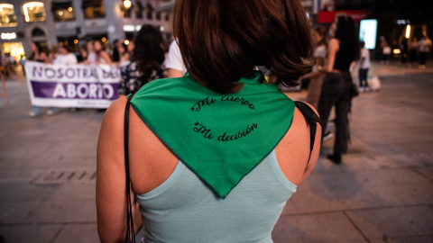 Una mujer lleva un pañuelo a favor del aborto legal en una manifestación por el derecho a decidir, a 28 de septiembre de 2023.