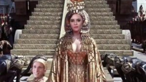 El hilarante e impresionante videomontaje de 'Cleopatra' con Ayuso, Sánchez, Almeida y varios cameos que arrasa en Twitter