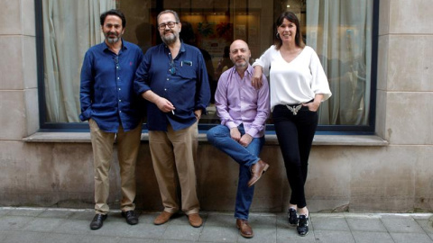 Los escritores Juan Bas (2i), Mabel Lozano (d), Horacio Convertini (2d) y Tomás Bárbulo (2i), ganadores de los premios Dashiell Hammet, Rodolfo Walsh, Celsius y Memorial Silverio Cañada, respectivamente, hoy en la Semana Negra de Gijón. /EFE