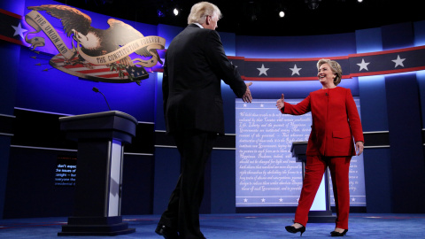 Hillary Clinton saludando a Donald Trump durante el primer debate presidencial en septiembre de 2016. /REUTERS