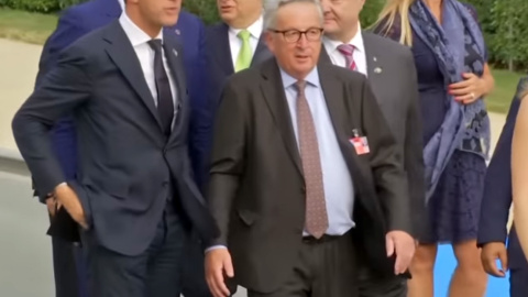 Jean Claude Juncker sin poderse sostener en pie durante la foto de familia en la cumbre de la OTAN, en Bruselas.