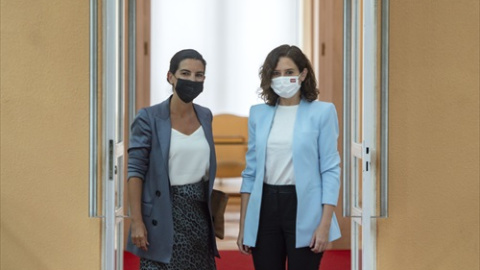 La presidenta de la Comunidad de Madrid, Isabel Díaz Ayuso (d), posa junto a la portavoz de Vox en la Asamblea, Rocío Monasterio (i), en la Real Casa de Correos, sede del Gobierno regional, a 6 de septiembre de 2021, en Madrid,