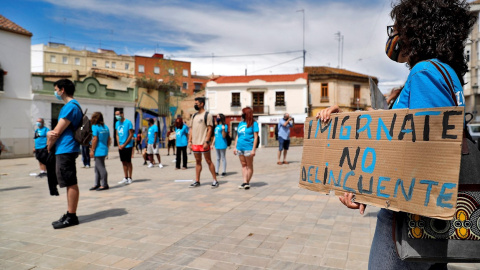 Varias decenas de personas se reúnen en la plaza de Patraix para reclamar al gobierno su regularización, este domingo en València. - EFE