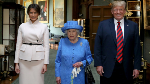 Donald y Melania Trump posan en el palacio de Windsor con la reina Isabel II de Inglaterra. /REUTERS