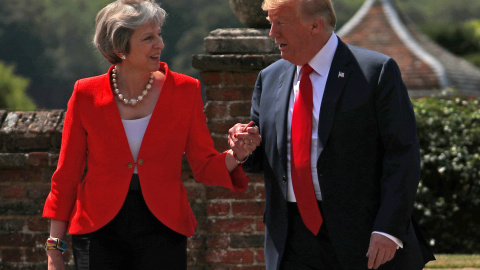 Donald Trump y Theresa May se saludan antes de su encuentro en la residencia de Chequers. /REUTERS