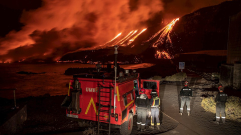 Personal de la UME observa la colada de lava el pasado miércoles del volcán Cumbre Vieja en La Palma.