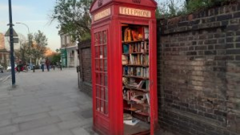 Las cabinas telefónicas británicas se reconvierten en cafeterías, bibliotecas o desfibriladores