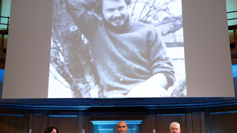 Kirsteen Knight, Raju Bhatt y Alastair Morgan celebran una conferencia de prensa tras la publicación del informe del Panel Independiente Daniel Morgan, en Londres.