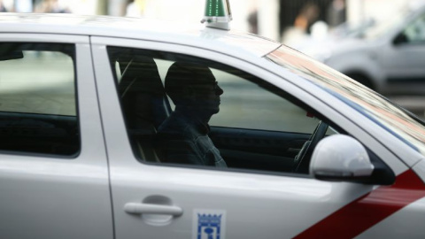 Un taxista espera en una calle de Madrid / EUROPA PRESS - Archivo (EUROPA PRESS)